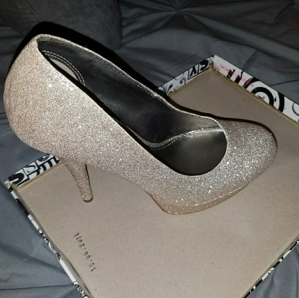 Gold high heeled shoes - Picture 2 of 3